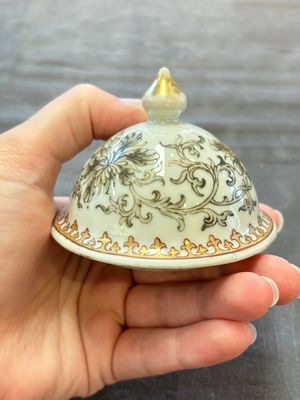 A large Chinese grisaille and gilt-decorated 'The Seamstress' chocolate pot, Qianlong — 照片 16