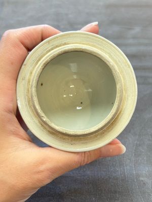 A large Chinese grisaille and gilt-decorated 'The Seamstress' chocolate pot, Qianlong — 照片 17