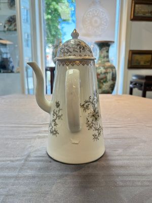 A large Chinese grisaille and gilt-decorated 'The Seamstress' chocolate pot, Qianlong — 照片 2
