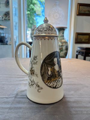 A large Chinese grisaille and gilt-decorated 'The Seamstress' chocolate pot, Qianlong — 照片 3