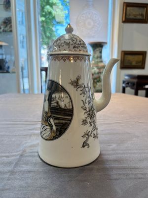 A large Chinese grisaille and gilt-decorated 'The Seamstress' chocolate pot, Qianlong — 照片 4