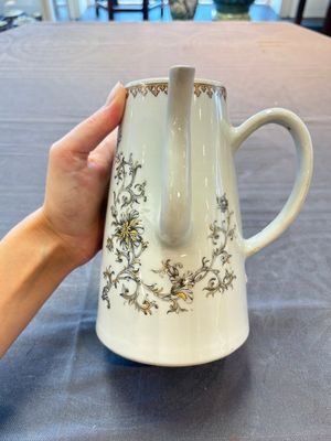 A large Chinese grisaille and gilt-decorated 'The Seamstress' chocolate pot, Qianlong — 照片 5