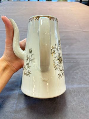 A large Chinese grisaille and gilt-decorated 'The Seamstress' chocolate pot, Qianlong — 照片 6