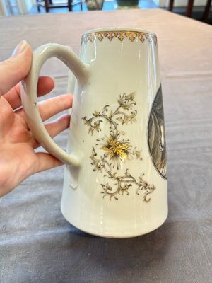 A large Chinese grisaille and gilt-decorated 'The Seamstress' chocolate pot, Qianlong — 照片 7