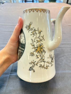 A large Chinese grisaille and gilt-decorated 'The Seamstress' chocolate pot, Qianlong — 照片 9