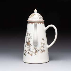 A large Chinese grisaille and gilt-decorated 'The Seamstress' chocolate pot, Qianlong — 照片 3