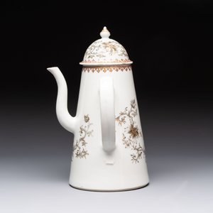 A large Chinese grisaille and gilt-decorated 'The Seamstress' chocolate pot, Qianlong — 照片 4