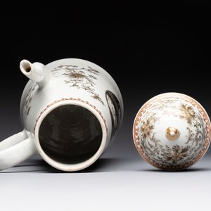 A large Chinese grisaille and gilt-decorated 'The Seamstress' chocolate pot, Qianlong — 照片 6