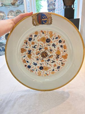 A large Chinese Imari-style armorial dish with the arms of Turner impaling Page for the English market, Kangxi, ca. 1718 — photo 1