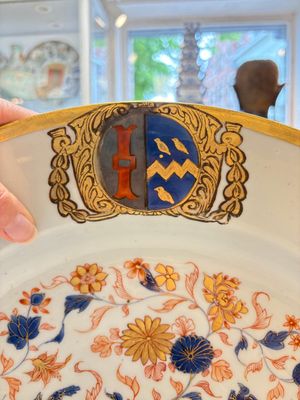 A large Chinese Imari-style armorial dish with the arms of Turner impaling Page for the English market, Kangxi, ca. 1718 — photo 2