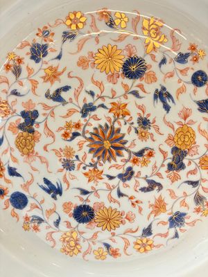 A large Chinese Imari-style armorial dish with the arms of Turner impaling Page for the English market, Kangxi, ca. 1718 — photo 3