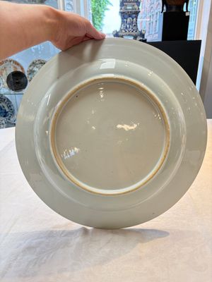 A large Chinese Imari-style armorial dish with the arms of Turner impaling Page for the English market, Kangxi, ca. 1718 — photo 6