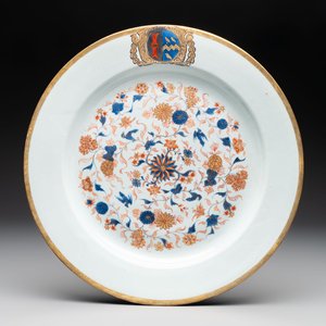A large Chinese Imari-style armorial dish with the arms of Turner impaling Page for the English market, Kangxi, ca. 1718 — photo 1