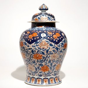 A large Chinese Imari style baluster jar and cover, 18/19th C. — 照片 1