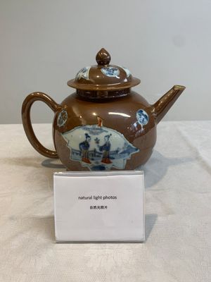 A large Chinese Imari-style capucin-brown-ground teapot and cover, Qianlong — 照片 1