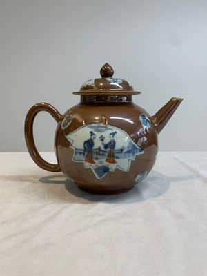 A large Chinese Imari-style capucin-brown-ground teapot and cover, Qianlong — 照片 2