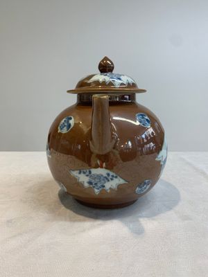 A large Chinese Imari-style capucin-brown-ground teapot and cover, Qianlong — 照片 3