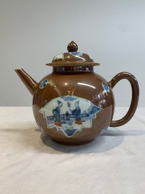 A large Chinese Imari-style capucin-brown-ground teapot and cover, Qianlong — 照片 4