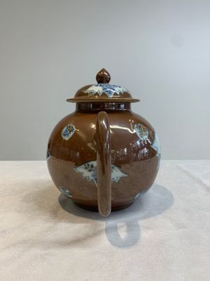 A large Chinese Imari-style capucin-brown-ground teapot and cover, Qianlong — 照片 5