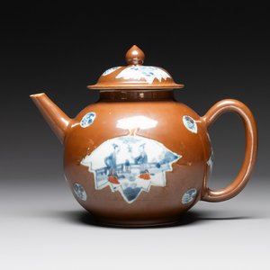A large Chinese Imari-style capucin-brown-ground teapot and cover, Qianlong — 照片 1