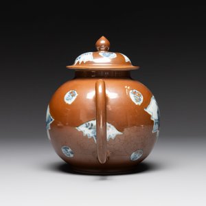 A large Chinese Imari-style capucin-brown-ground teapot and cover, Qianlong — 照片 4