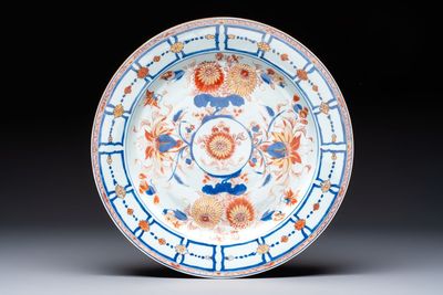 A large Chinese Imari-style charger with floral design, Kangxi