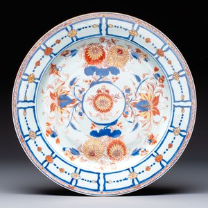 A large Chinese Imari-style charger with floral design, Kangxi — photo 1