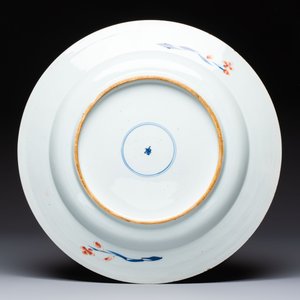 A large Chinese Imari-style charger with floral design, Kangxi — photo 2