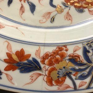 A large Chinese Imari style charger with floral design, Kangxi — photo 3