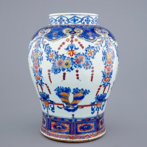 A large Chinese Imari-style export porcelain baluster jar, 18th C. — photo 2