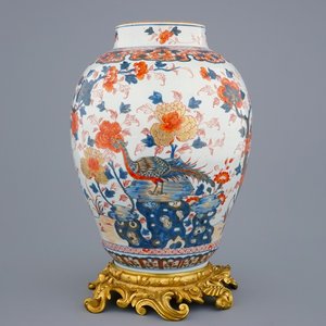 A large Chinese Imari-style export porcelain vase on gilt bronze foot, 18th C. — 照片 1