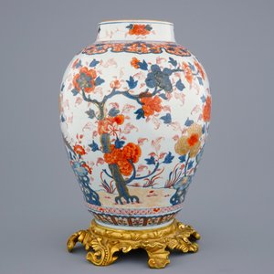 A large Chinese Imari-style export porcelain vase on gilt bronze foot, 18th C. — 照片 2