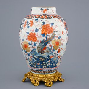A large Chinese Imari-style export porcelain vase on gilt bronze foot, 18th C. — 照片 3