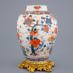 A large Chinese Imari-style export porcelain vase on gilt bronze foot, 18th C. — 照片 4