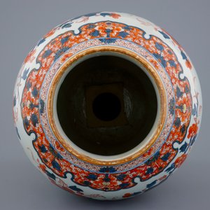 A large Chinese Imari-style export porcelain vase on gilt bronze foot, 18th C. — 照片 5