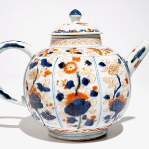 A large Chinese Imari style globular teapot and cover, Kangxi — 照片 3