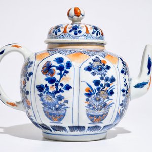 A large Chinese Imari style lotus-shaped teapot and cover, Kangxi — 照片 2