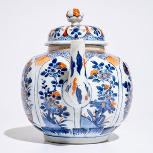 A large Chinese Imari style lotus-shaped teapot and cover, Kangxi — 照片 3