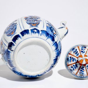 A large Chinese Imari style lotus-shaped teapot and cover, Kangxi — 照片 7