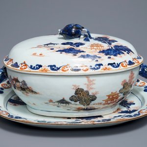 A large Chinese Imari-style tureen and cover on stand, Qianlong — 照片 1