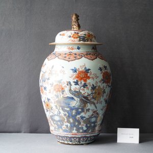 A large Chinese Imari-style vase and cover, Kangxi — photo 11