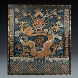 A large Chinese imperial gold thread-embroidered silk 'dragon' panel, Qing — 照片 2