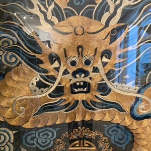 A large Chinese imperial gold thread-embroidered silk 'dragon' panel, Qing — 照片 6