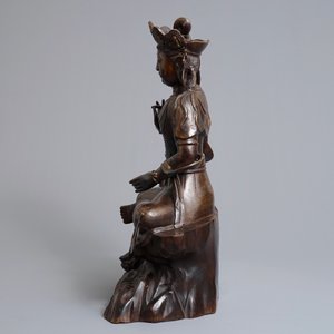 A large Chinese inlaid bronze model of Guanyin on a throne, 19/20th C. — photo 2