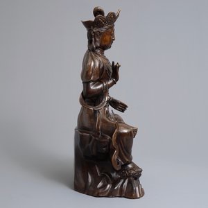 A large Chinese inlaid bronze model of Guanyin on a throne, 19/20th C. — photo 4