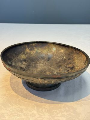 A large Chinese inscribed archaic bronze cover of a 'Gui 簋' vessel, Western Zhou — photo 1