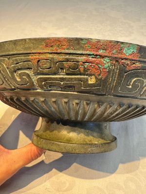A large Chinese inscribed archaic bronze cover of a 'Gui 簋' vessel, Western Zhou — photo 5