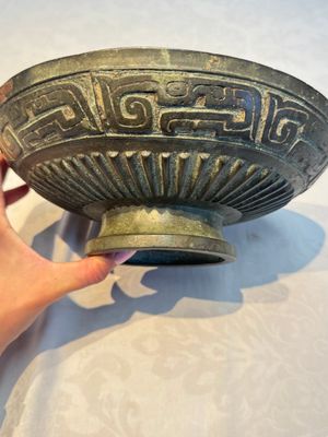 A large Chinese inscribed archaic bronze cover of a 'Gui 簋' vessel, Western Zhou — photo 8