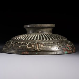 A large Chinese inscribed archaic bronze cover of a 'Gui 簋' vessel, Western Zhou — photo 1