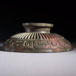 A large Chinese inscribed archaic bronze cover of a 'Gui 簋' vessel, Western Zhou — photo 2